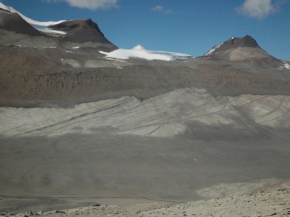File:Basement Sill at Bull Pass in McMurdo Dry Valleys in Antarctica.jpg