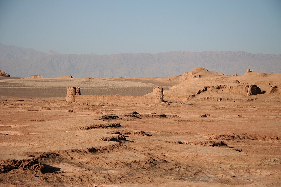 File:Caravanserai in desert Dasht-e Lut, Kerman Province, Iran 04.JPG